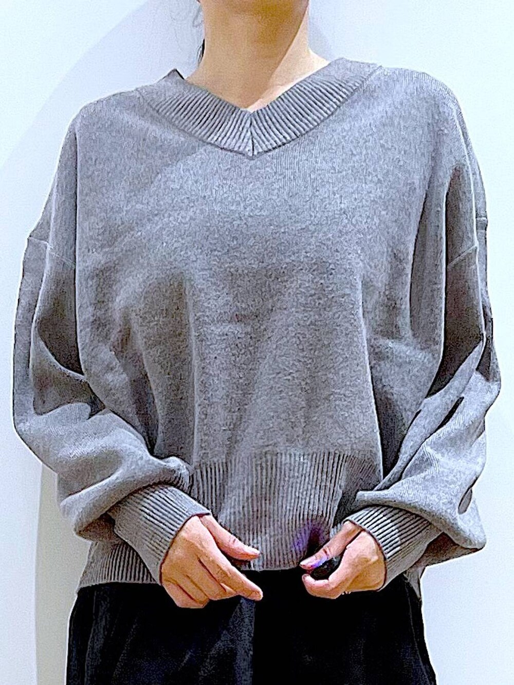 ブラック系のショルダーバッグ、ブラック系のブーツ、ブラック系のその他パンツを着用したレディースの冬コーディネートの7枚目の写真