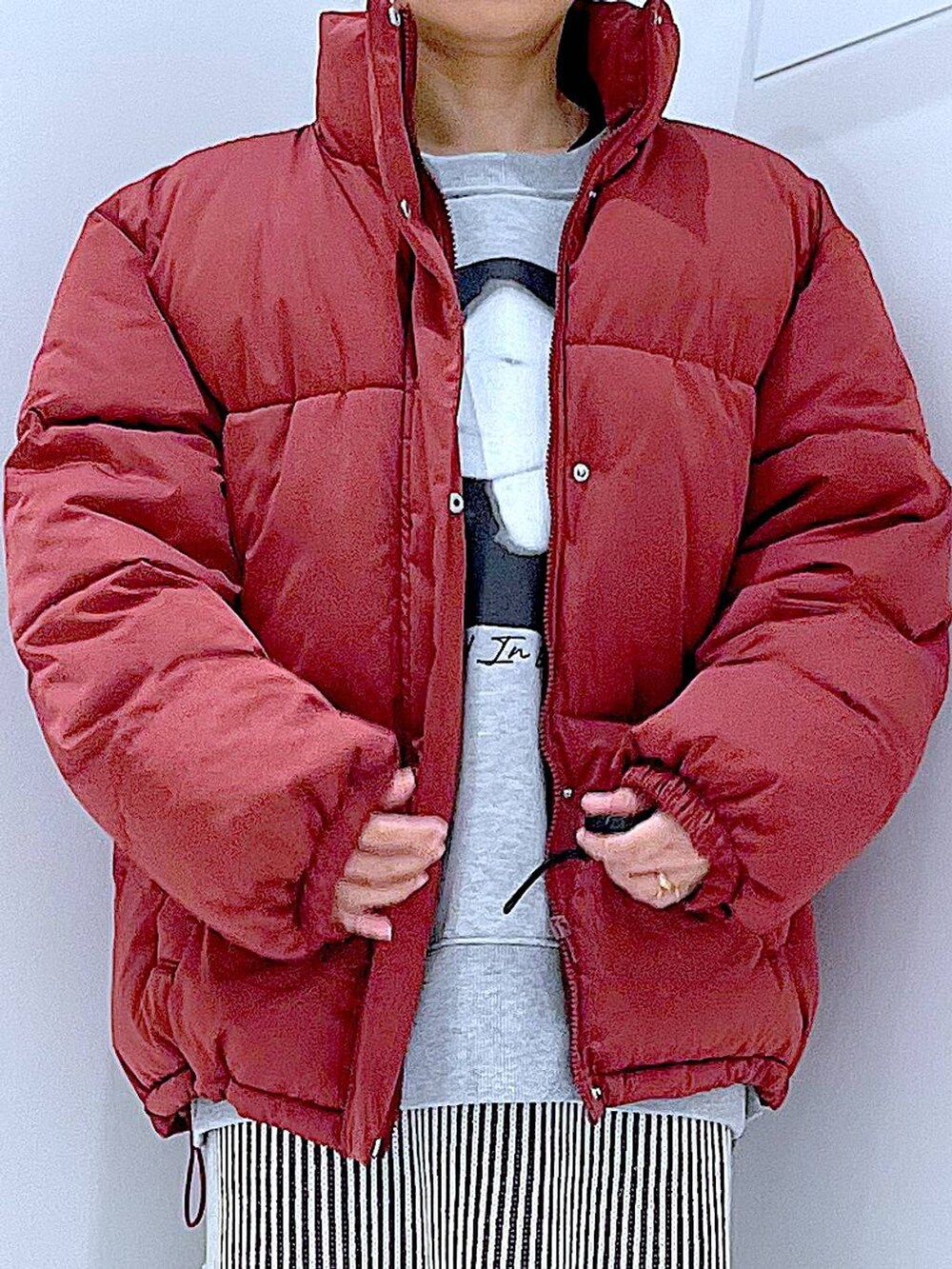 ブラウン系のブルゾン、ベージュ系のスカート、ブラック系のブーツを着用したレディースの冬コーディネートの7枚目の写真