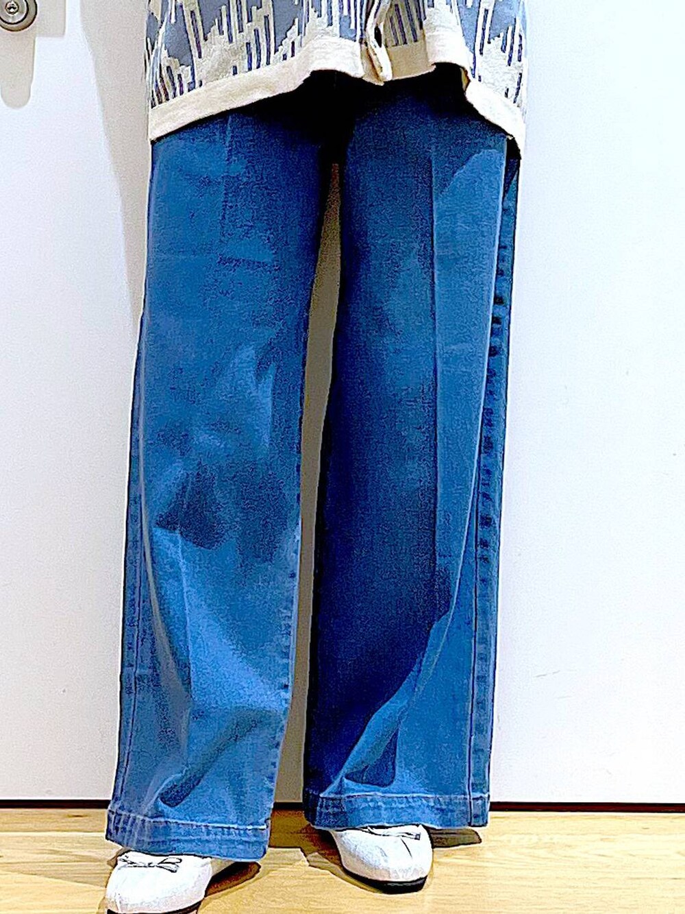 ブルー系のデニムパンツ、ベージュ系のカーディガン/ボレロ、その他のトートバッグを着用したレディースの春コーディネートの8枚目の写真