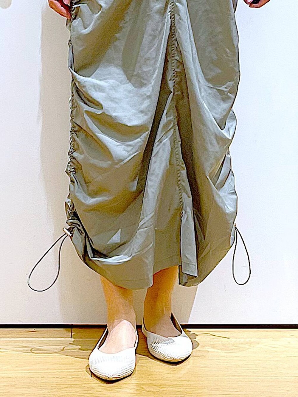 ホワイト系のシャツ/ブラウス、グリーン系のワンピース、イエロー系のショルダーバッグを着用したレディースの春コーディネートの8枚目の写真