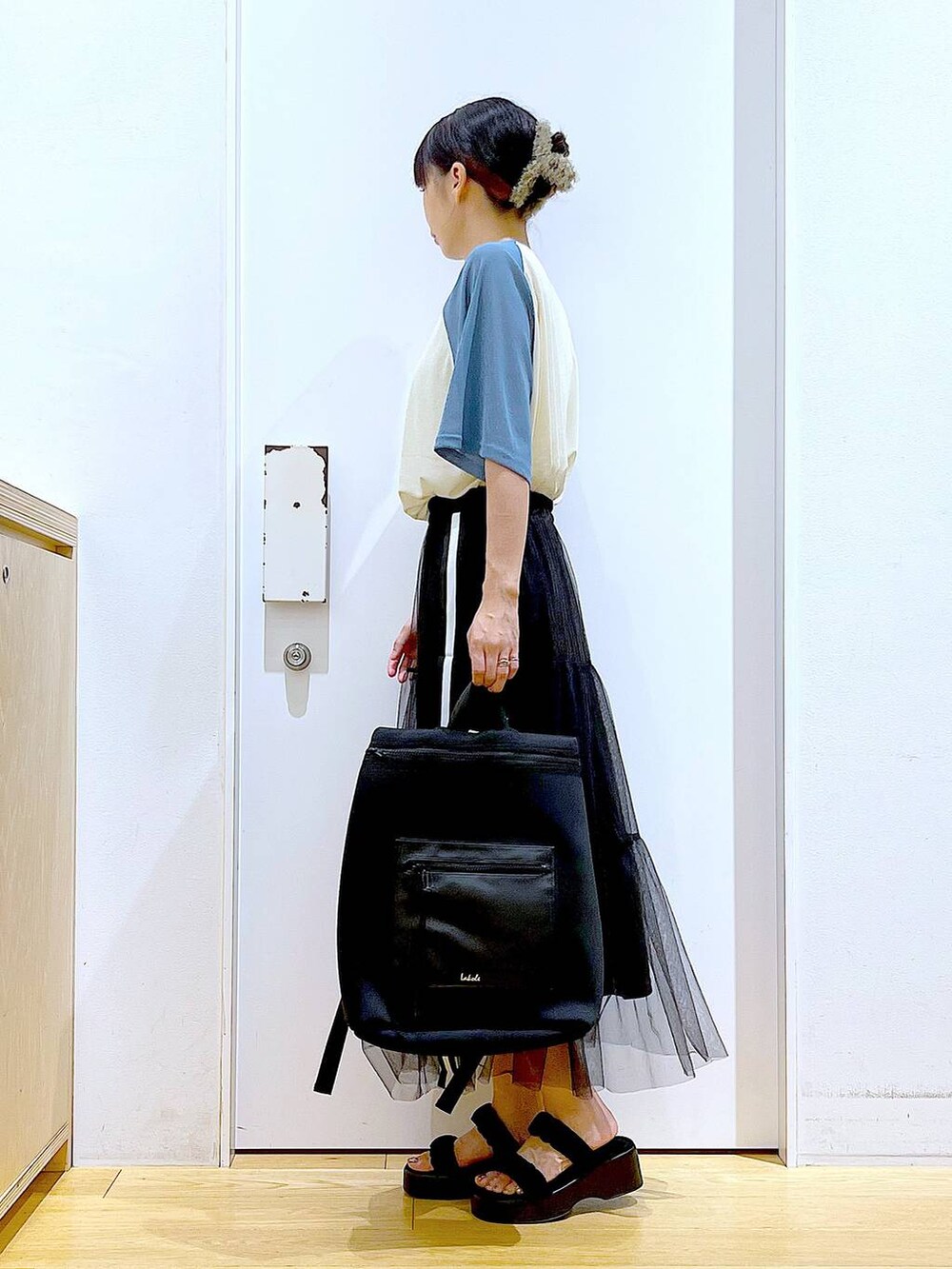 ブラック系のサンダル、ブルー系のTシャツ/カットソー、ブラック系のスカートを着用したレディースの夏コーディネートの3枚目の写真