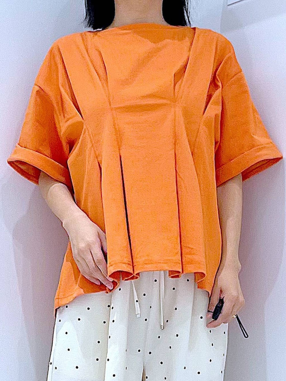 その他のその他パンツ、ホワイト系のショルダーバッグ、ブラック系のサンダルを着用したレディースの夏コーディネートの7枚目の写真