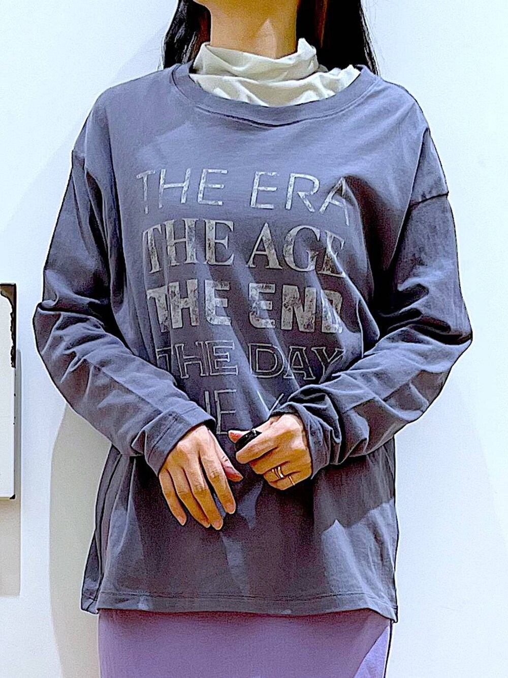 グレー系のTシャツ/カットソー、ベージュ系のその他トップス、ホワイト系のショルダーバッグを着用したレディースの冬コーディネートの7枚目の写真