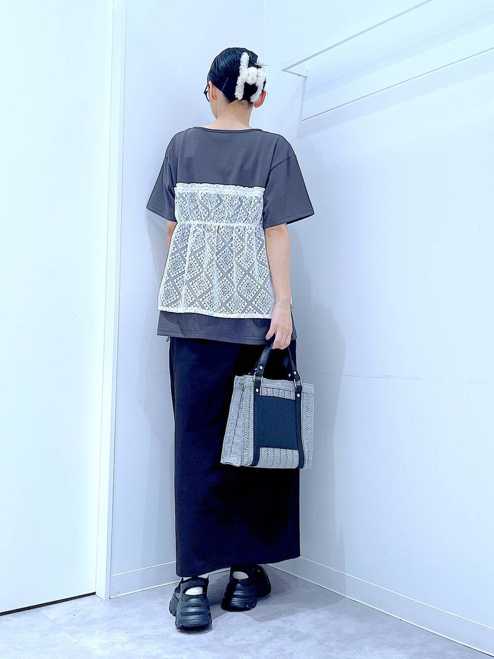 グレー系のショルダーバッグ、ブラック系のスニーカー、グレー系のTシャツ/カットソーを着用したレディースの夏コーディネートの5枚目の写真