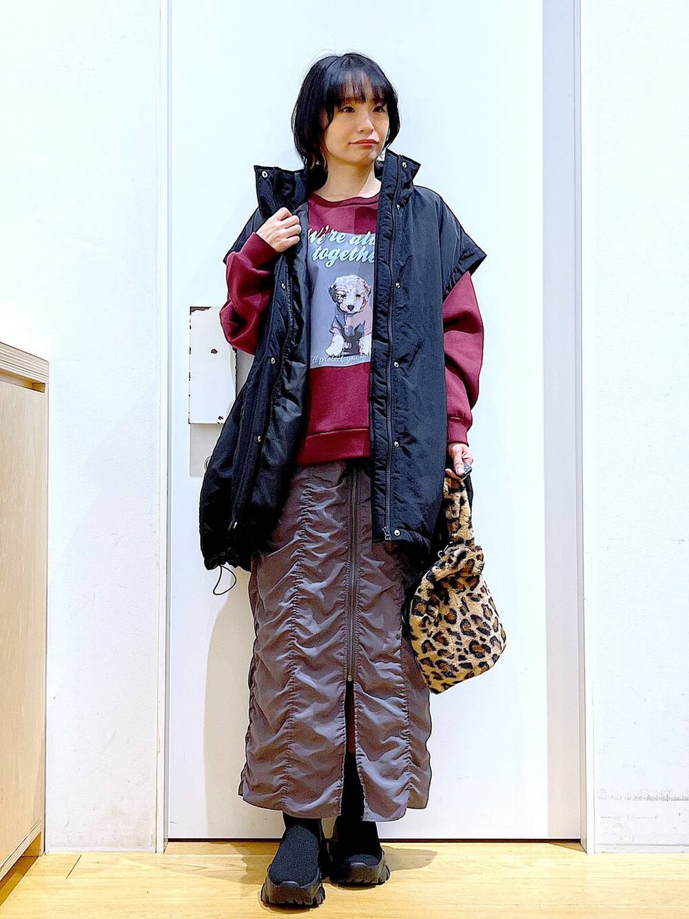 「リラックス、若見え、ゆったり、休日コーデ、骨格ウェーブ、LAKOLE、コート、アウター、スウェット、カジュアル、冬コーデ、スカート、ブーツ、ショルダーバッグ、おでかけ」｜「LAKOLEのファーチェーンショルダーバッグ / 132243（ショルダーバッグ、その他）」を使った、あおき@LAKOLE海老名さん（レディース・156cm）の冬コーディネートの2枚目の写真