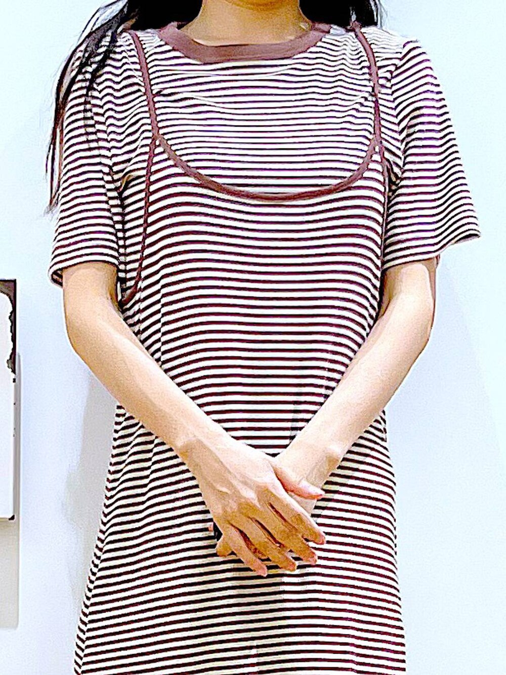 ベージュ系のサンダル、グレー系のトートバッグ、ベージュ系のワンピースを着用したレディースの夏コーディネートの7枚目の写真