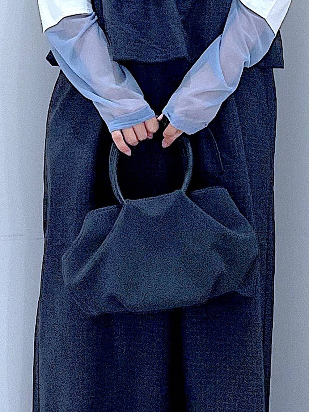ブラック系のハンドバッグ、ブラック系のサロペット/オーバーオール、ホワイト系のTシャツ/カットソーを着用したレディースの秋コーディネートの9枚目の写真