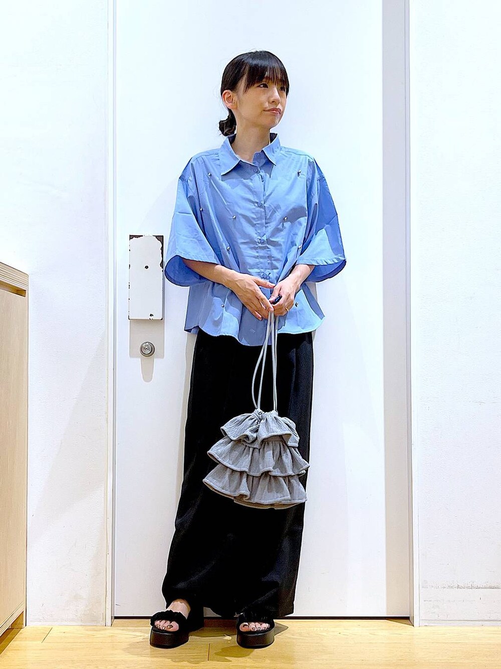 ブラック系のサンダル、ブラック系のその他パンツ、グレー系のショルダーバッグを着用したレディースの夏コーディネートの2枚目の写真