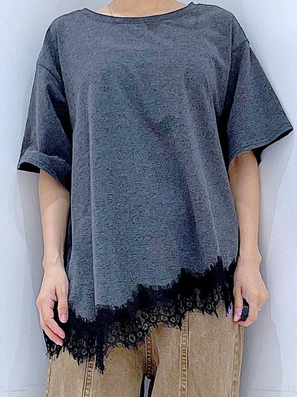 その他のショルダーバッグ、ブラック系のサンダル、ベージュ系のデニムパンツを着用したレディースの夏コーディネートの7枚目の写真