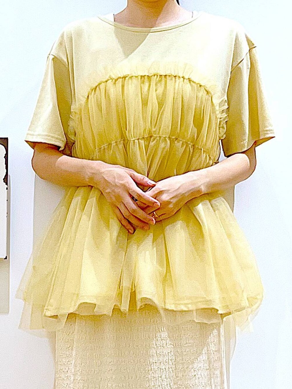 ホワイト系のサンダル、ベージュ系のスカート、イエロー系のTシャツ/カットソーを着用したレディースの夏コーディネートの7枚目の写真