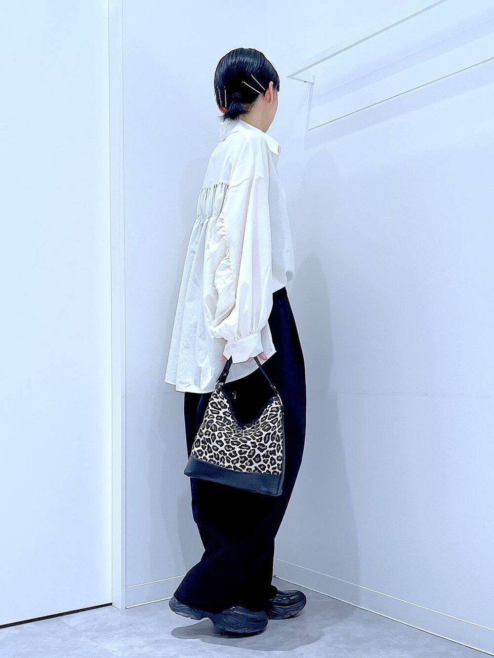 ブラック系のローファー、その他のショルダーバッグ、ブラック系のスウェットパンツを着用したレディースの秋コーディネートの4枚目の写真