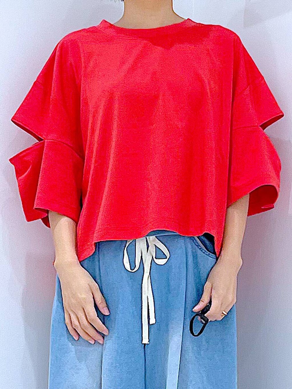 ブラック系のサンダル、レッド系のTシャツ/カットソー、ホワイト系のショルダーバッグを着用したレディースの夏コーディネートの7枚目の写真