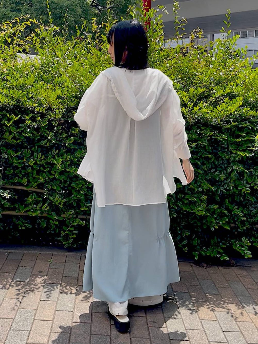 ホワイト系のサンダル、ホワイト系のTシャツ/カットソー、ホワイト系のシャツ/ブラウスを着用したレディースの春コーディネートの4枚目の写真