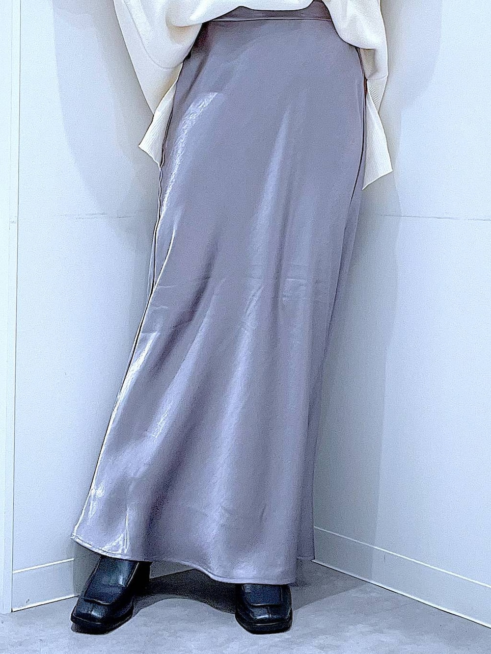 ベージュ系のニット/セーター、ブラック系のブーツ、ブラック系のショルダーバッグを着用したレディースの冬コーディネートの8枚目の写真