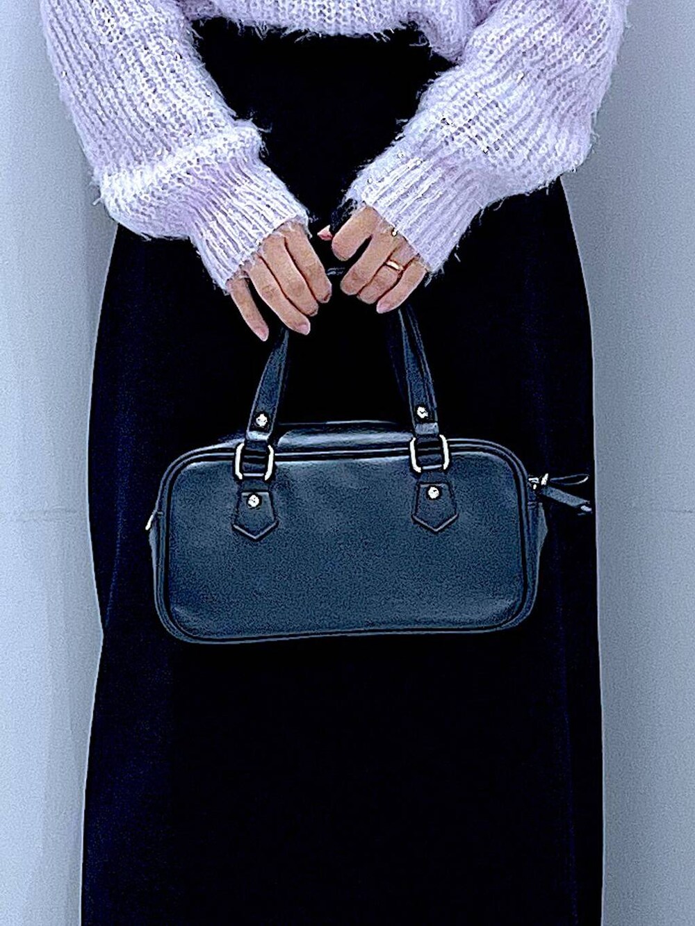 ブラック系のブーツ、ブラック系のショルダーバッグ、ブラック系のスカートを着用したレディースの冬コーディネートの9枚目の写真