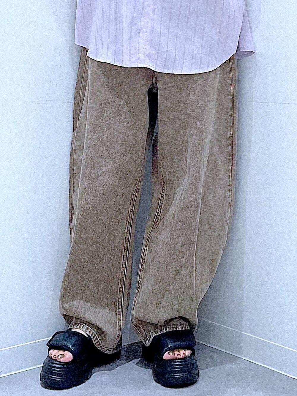 ブラウン系のデニムパンツ、ブラック系のサンダル、ブラック系のハンドバッグを着用したレディースの夏コーディネートの8枚目の写真