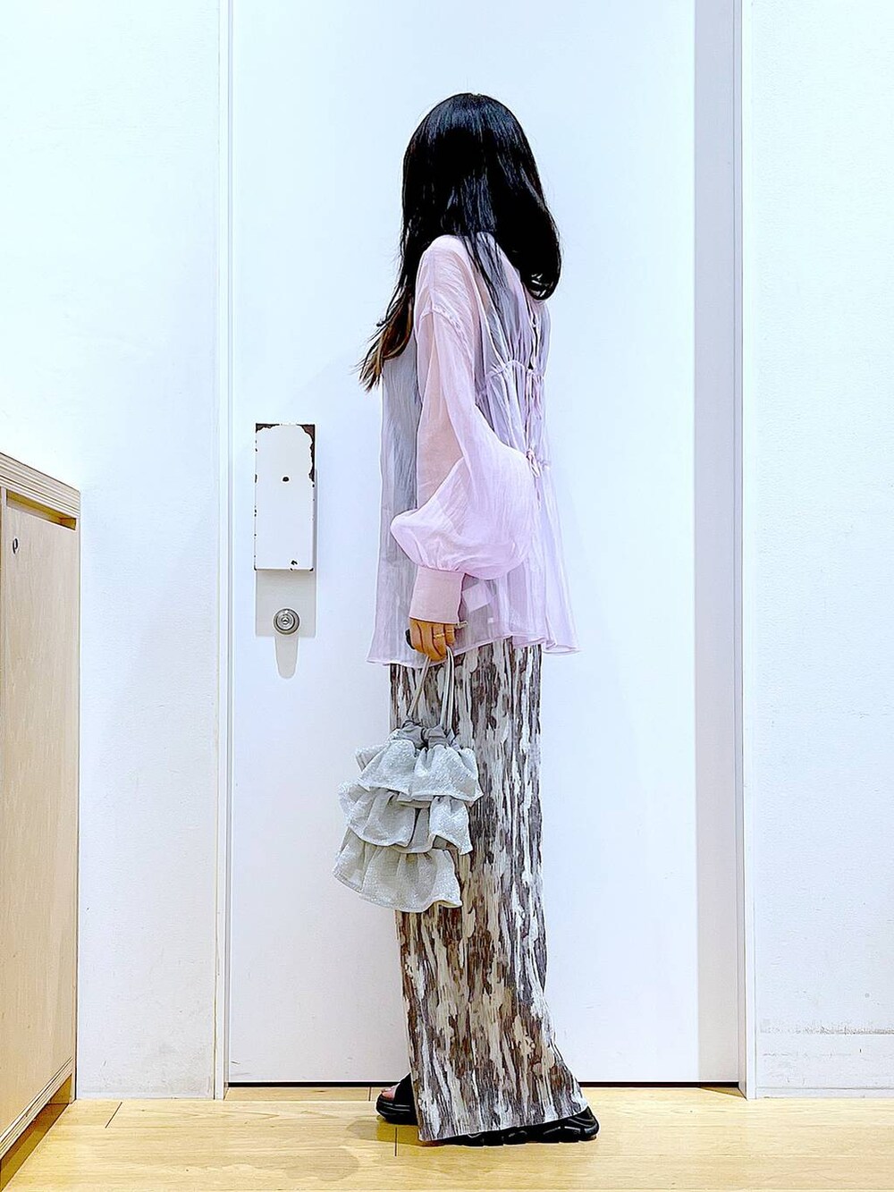 シルバー系のショルダーバッグ、パープル系のシャツ/ブラウス、ブラック系のサンダルを着用したレディースの夏コーディネートの3枚目の写真