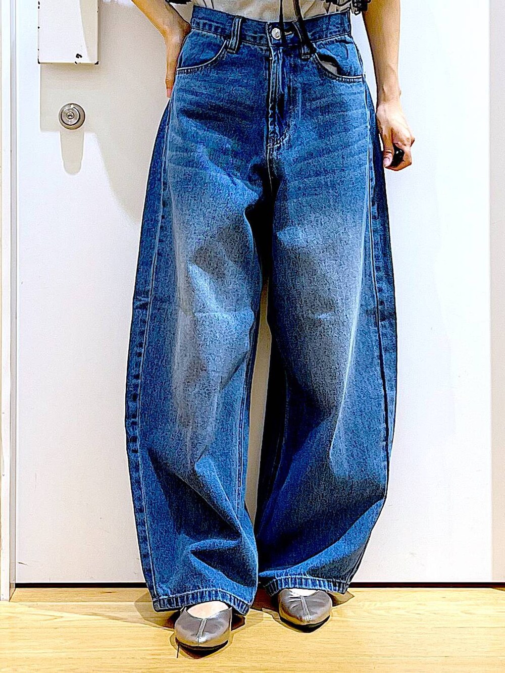 ブルー系のデニムパンツ、その他のパンプス、グレー系のショルダーバッグを着用したレディースの夏コーディネートの8枚目の写真