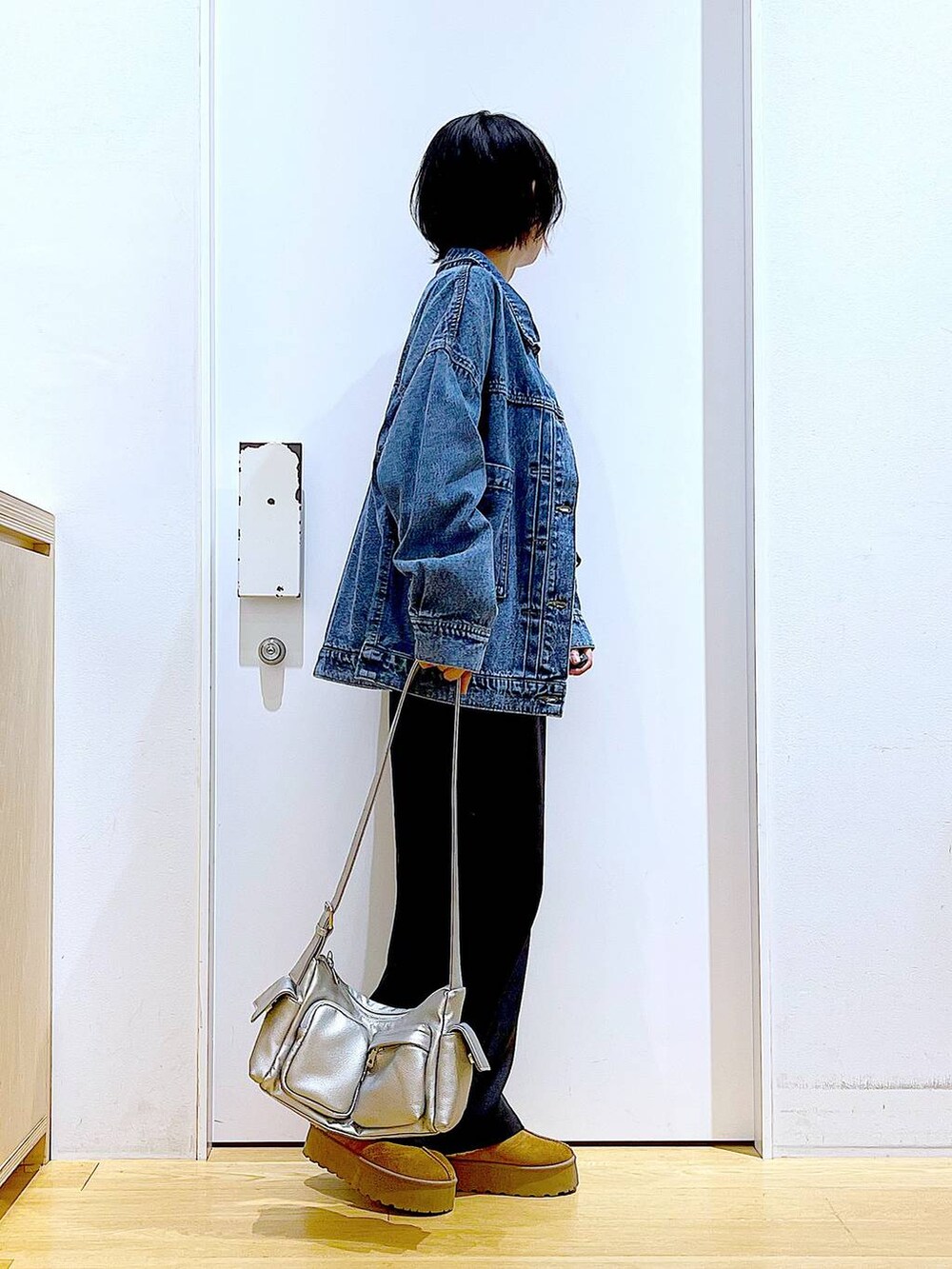 ベージュ系のスリッポン、ブルー系のデニムジャケット、ホワイト系のTシャツ/カットソーを着用したレディースの秋コーディネートの4枚目の写真