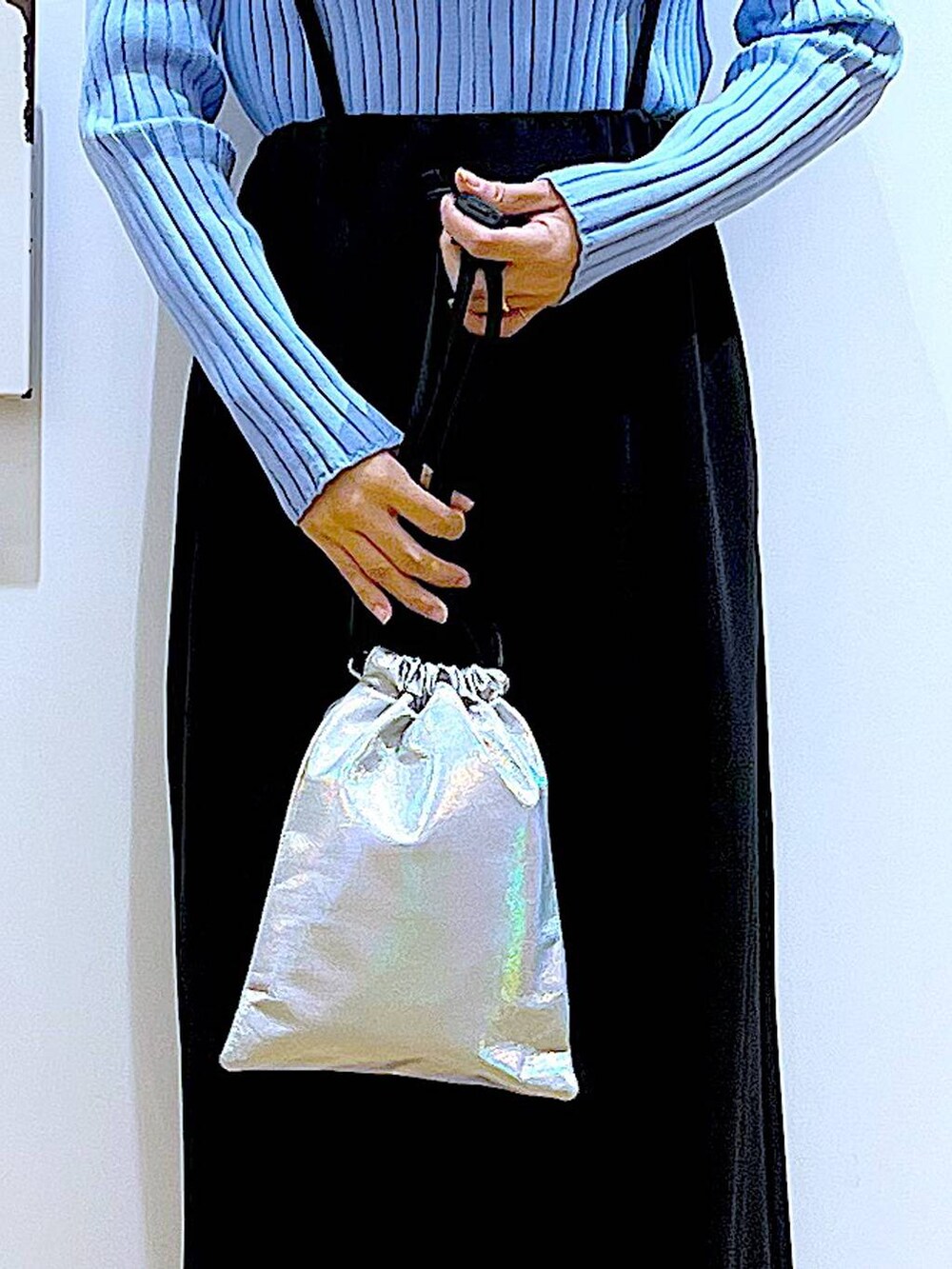 ブルー系のカーディガン/ボレロ、ベージュ系のブーツ、その他のショルダーバッグを着用したレディースの春コーディネートの9枚目の写真