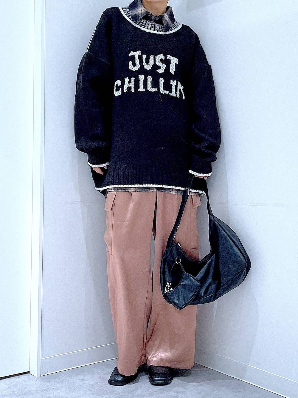 ブラック系のブーツ、ブラック系のシャツ/ブラウス、ブラック系のショルダーバッグを着用したレディースの冬コーディネートの6枚目の写真