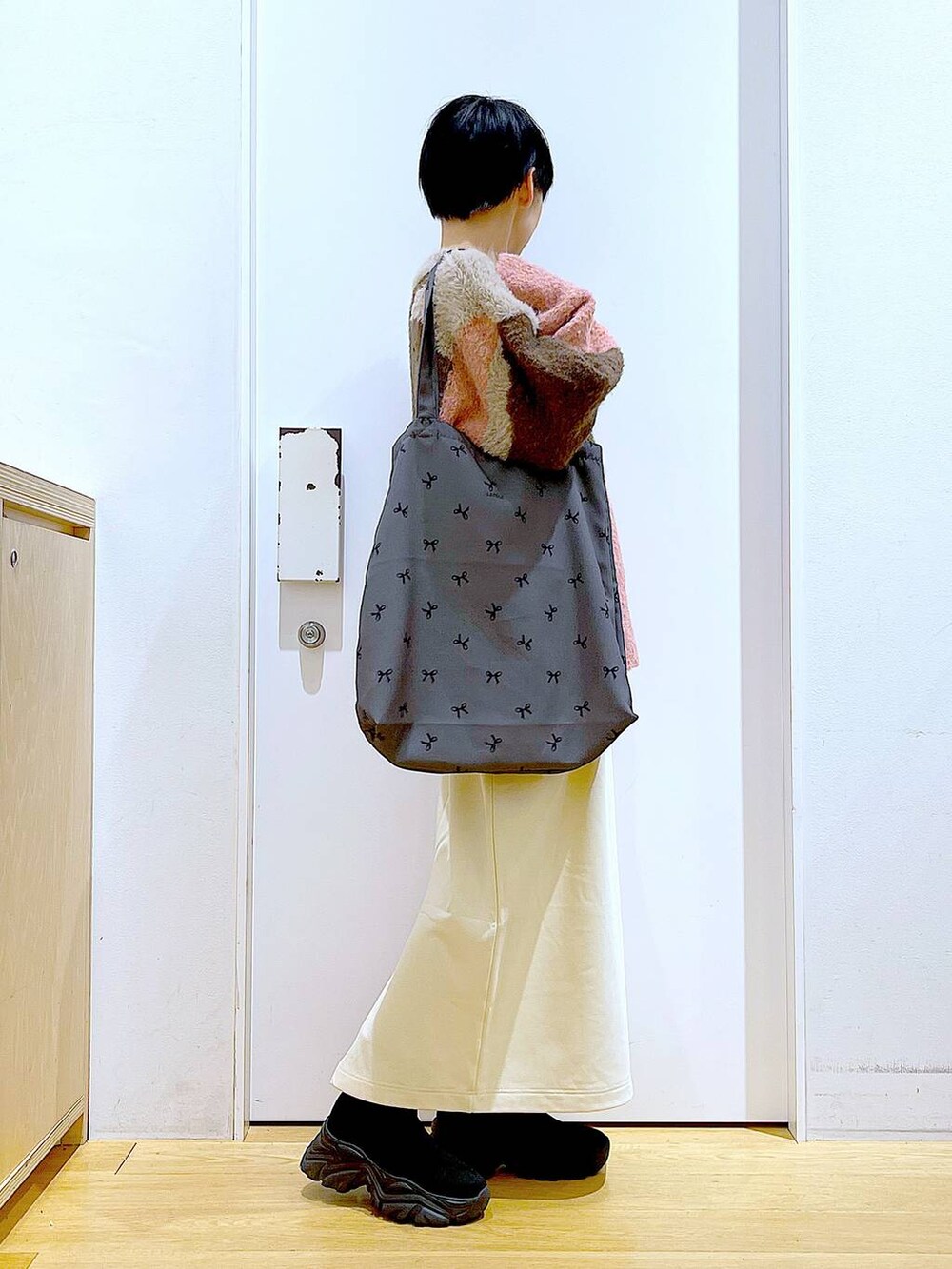 ブラック系のブーツ、その他のトートバッグ、ピンク系のニット/セーターを着用したレディースの冬コーディネートの4枚目の写真