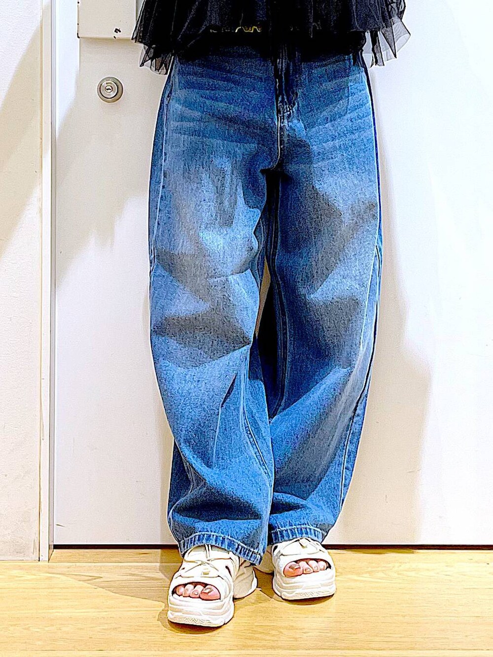 ブラウン系のショルダーバッグ、ホワイト系のサンダル、ブルー系のデニムパンツを着用したレディースの夏コーディネートの8枚目の写真