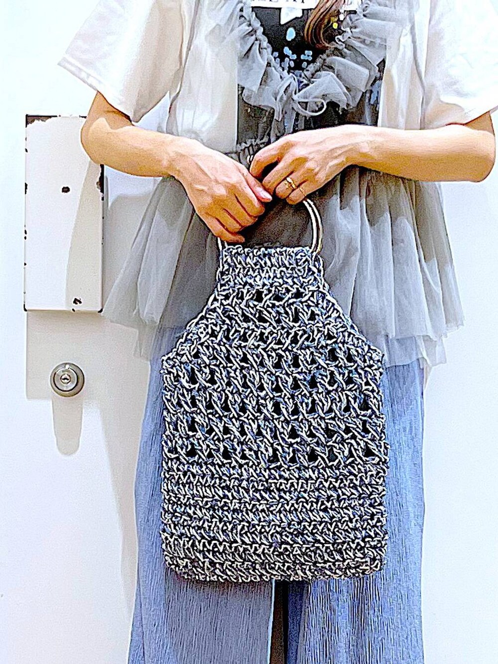 ホワイト系のサンダル、ブルー系のハンドバッグ、ブルー系のその他パンツを着用したレディースの夏コーディネートの9枚目の写真