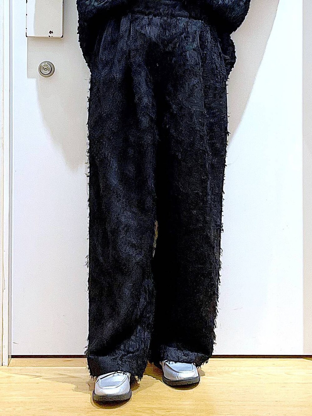 シルバー系のローファー、その他のショルダーバッグ、ブラック系のシャツ/ブラウスを着用したレディースの春コーディネートの8枚目の写真