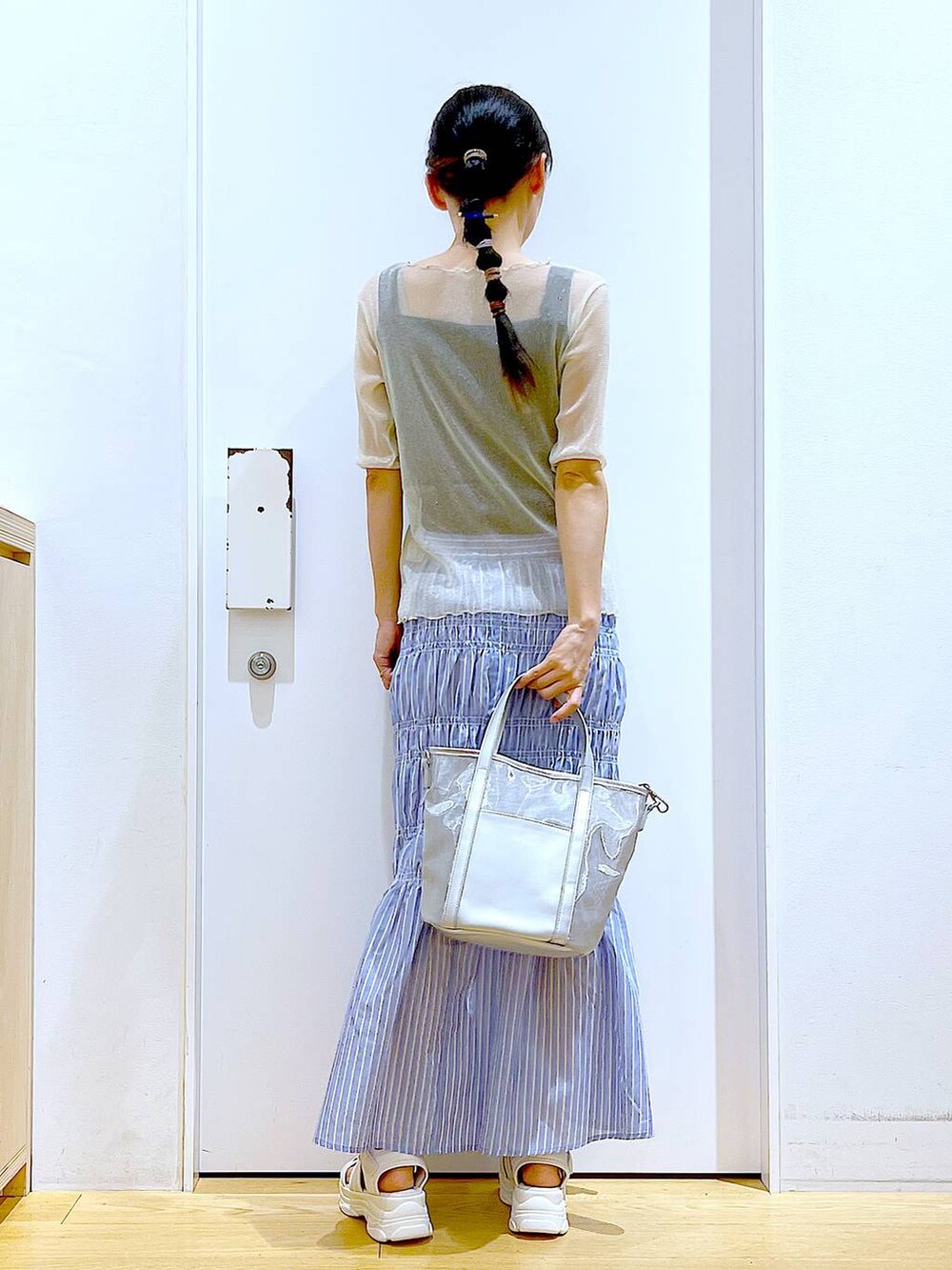 ホワイト系のサンダル、ホワイト系のTシャツ/カットソー、ブラック系のTシャツ/カットソーを着用したレディースの夏コーディネートの5枚目の写真