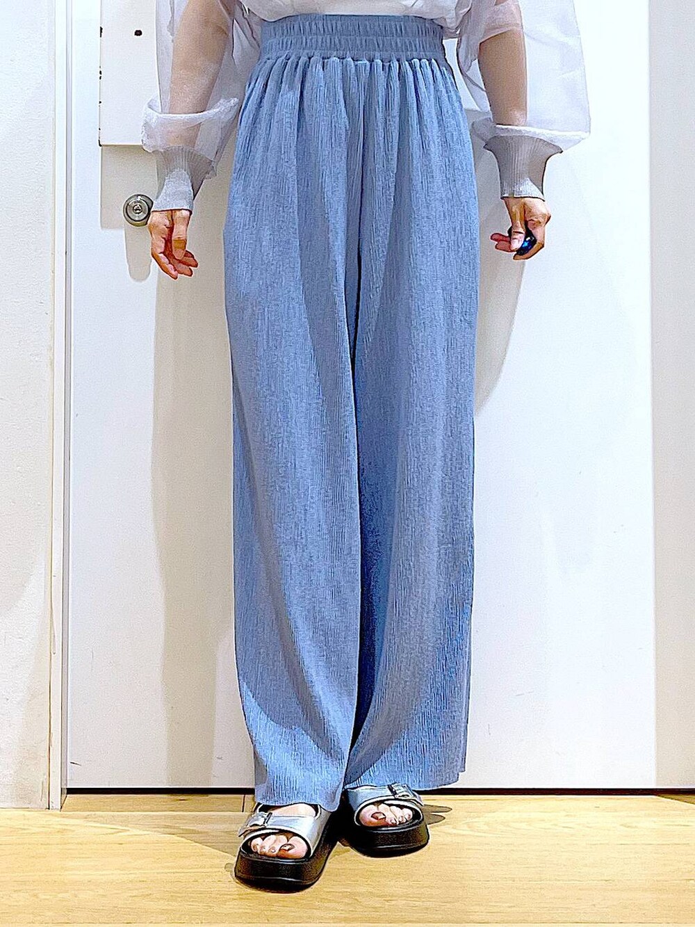 ホワイト系のショルダーバッグ、シルバー系のサンダル、グレー系のカーディガン/ボレロを着用したレディースの春コーディネートの8枚目の写真