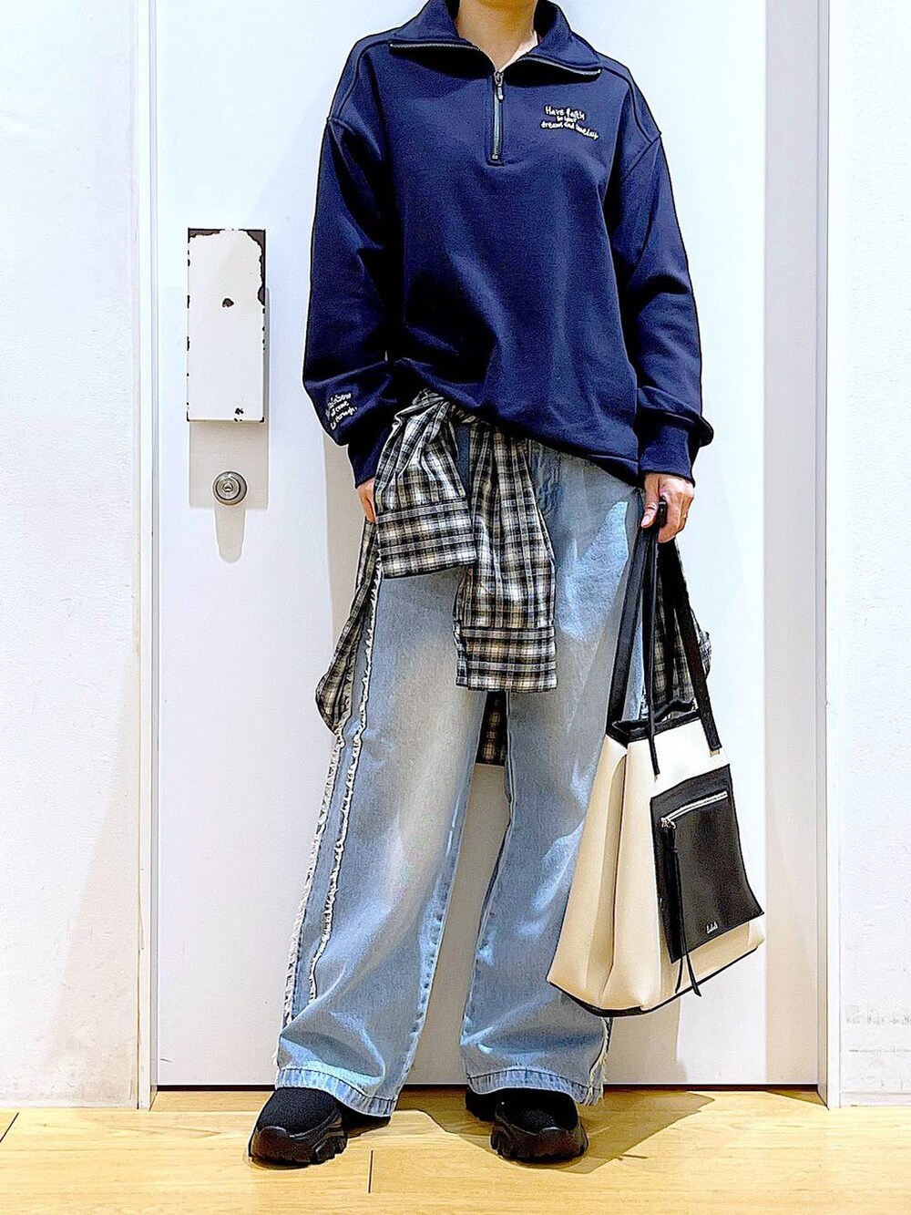 「リラックス、若見え、ゆったり、休日コーデ、骨格ウェーブ、LAKOLE、スウェット、シャツ、デニムパンツ、カジュアルコーデ、春コーデ、チェック、トートバッグ、ブーツ、シンプルコーデ」｜「LAKOLEのニットスニーカーソールブーツ / 140064（ブーツ、ブラック系）」を使った、あおき@LAKOLE海老名さん（レディース・156cm）の冬コーディネートの6枚目の写真