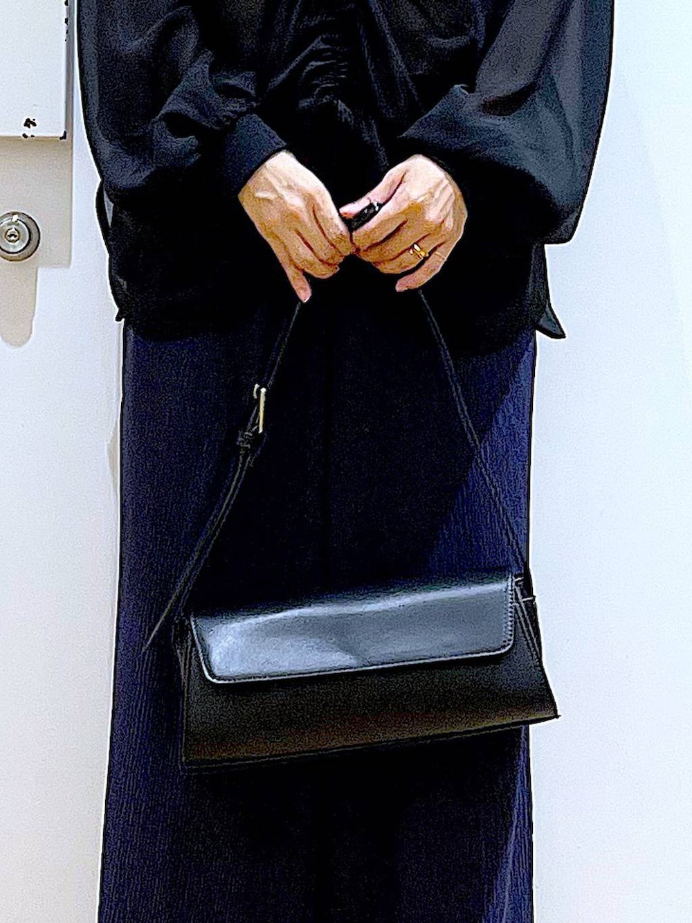 ブラック系のパンプス、ブラック系のショルダーバッグ、ブラック系のシャツ/ブラウスを着用したレディースの夏コーディネートの9枚目の写真