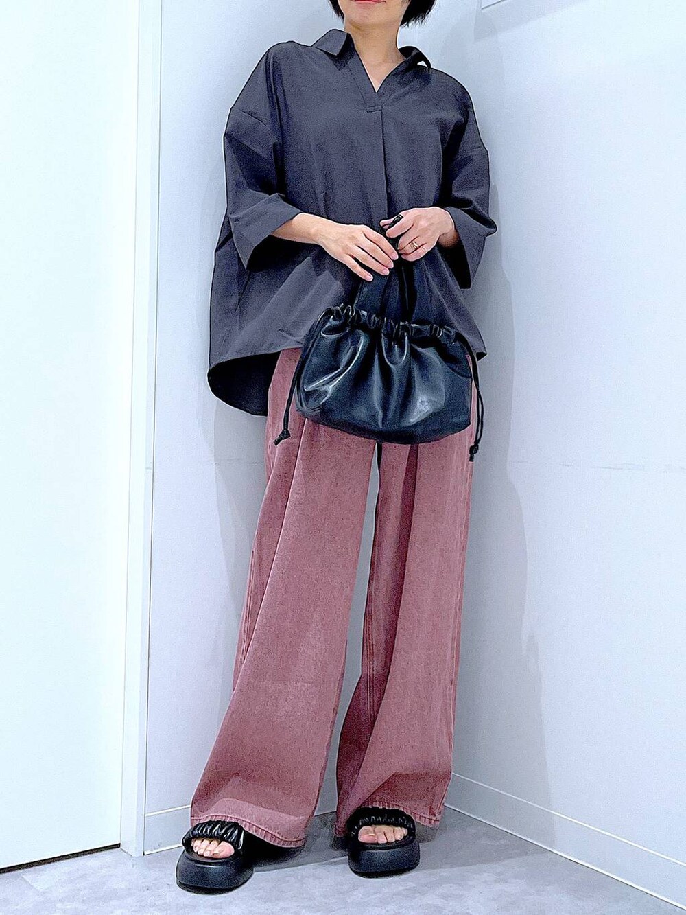 ブラック系のサンダル、ブラック系のショルダーバッグ、グレー系のシャツ/ブラウスを着用したレディースの夏コーディネートの6枚目の写真