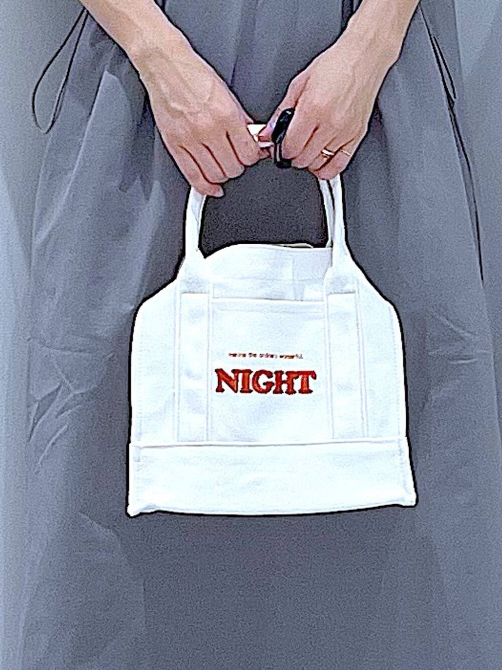 シルバー系のサンダル、グレー系のワンピース、ホワイト系のトートバッグを着用したレディースの夏コーディネートの9枚目の写真