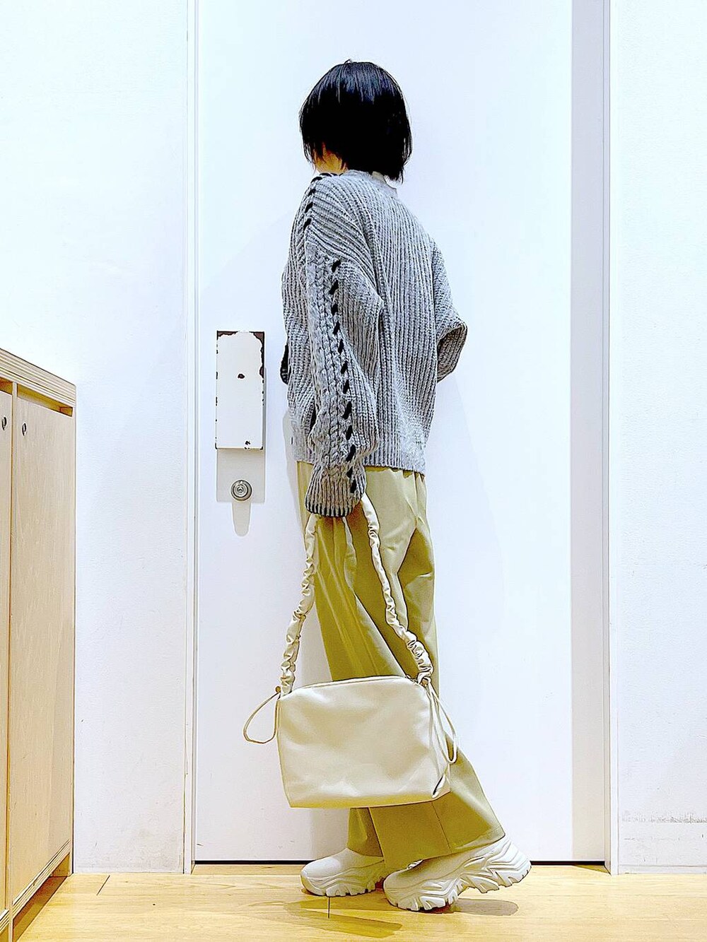 ベージュ系のニット/セーター、ベージュ系のブーツ、イエロー系のその他パンツを着用したレディースの冬コーディネートの3枚目の写真