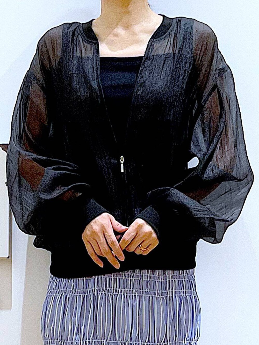 ホワイト系のサンダル、グレー系のトートバッグ、ブラック系のTシャツ/カットソーを着用したレディースの夏コーディネートの7枚目の写真