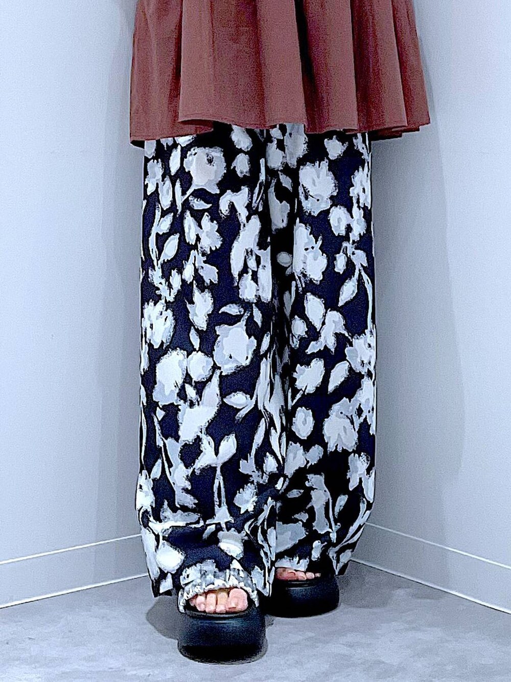 ホワイト系のショルダーバッグ、シルバー系のサンダル、ブラック系のその他パンツを着用したレディースの夏コーディネートの8枚目の写真