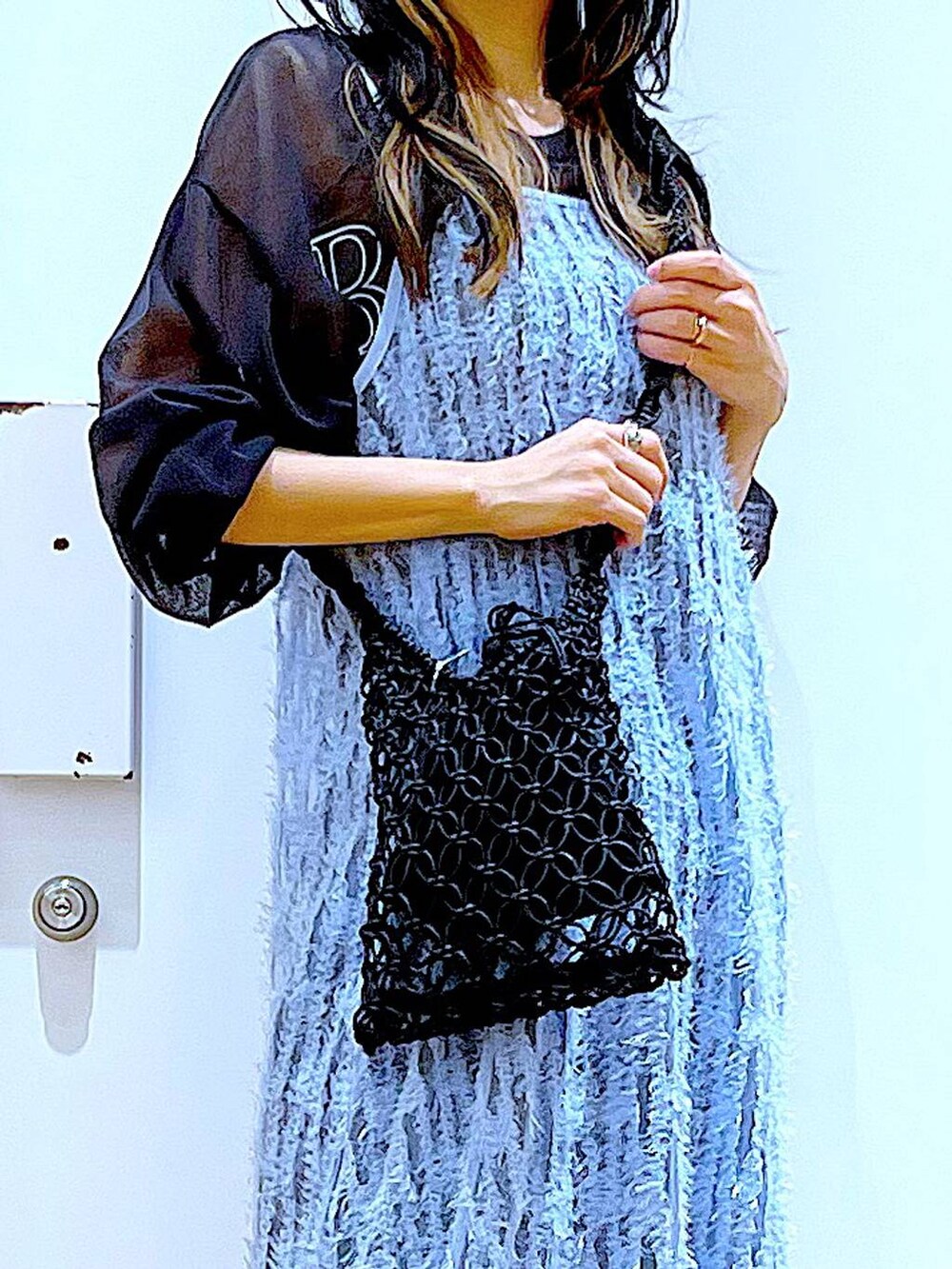 グレー系のニット/セーター、ブルー系のワンピース、ブラック系のパンプスを着用したレディースの春コーディネートの9枚目の写真