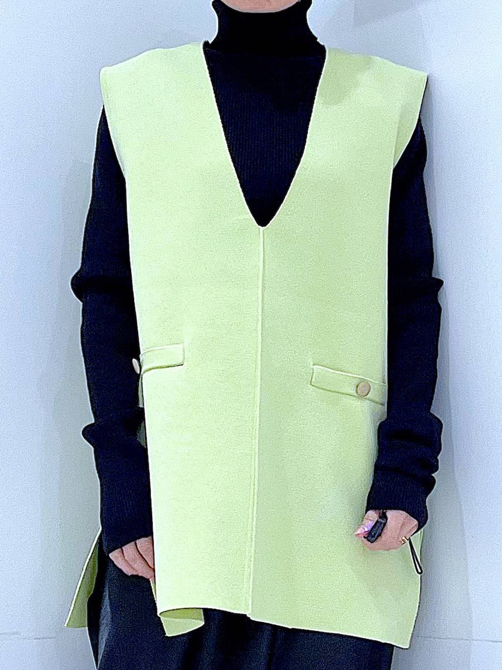 ブラック系のニット/セーター、ブラック系のスカート、ブラック系のローファーを着用したレディースの春コーディネートの7枚目の写真