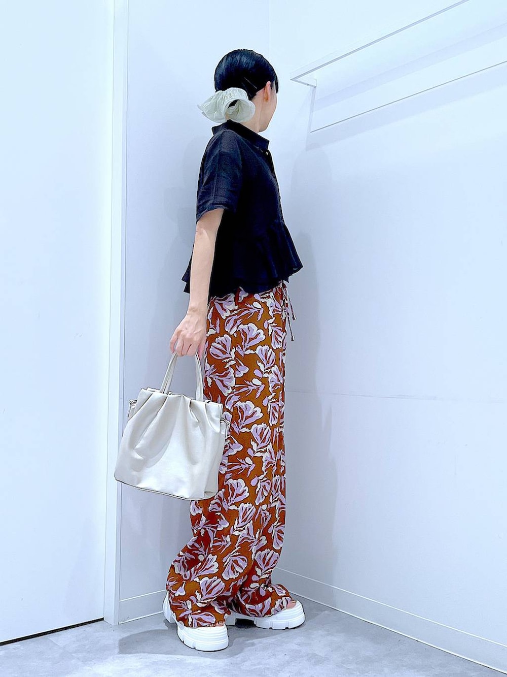 ブラウン系のその他パンツ、ホワイト系のサンダル、ホワイト系のハンドバッグを着用したレディースの夏コーディネートの4枚目の写真