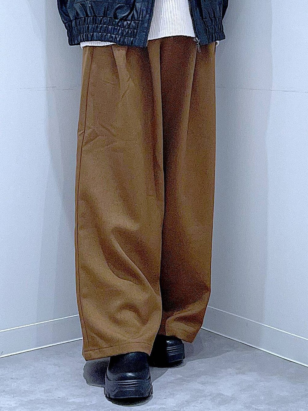 ブラック系のブルゾン、ブラック系のブーツ、ベージュ系のニット/セーターを着用したレディースの秋コーディネートの8枚目の写真