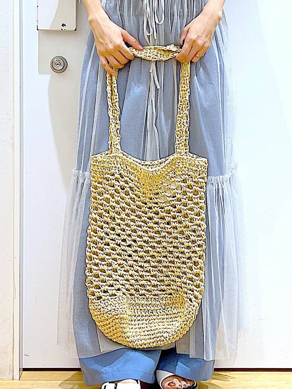 その他のワンピース、ホワイト系のサンダル、ホワイト系のトートバッグを着用したレディースの夏コーディネートの9枚目の写真