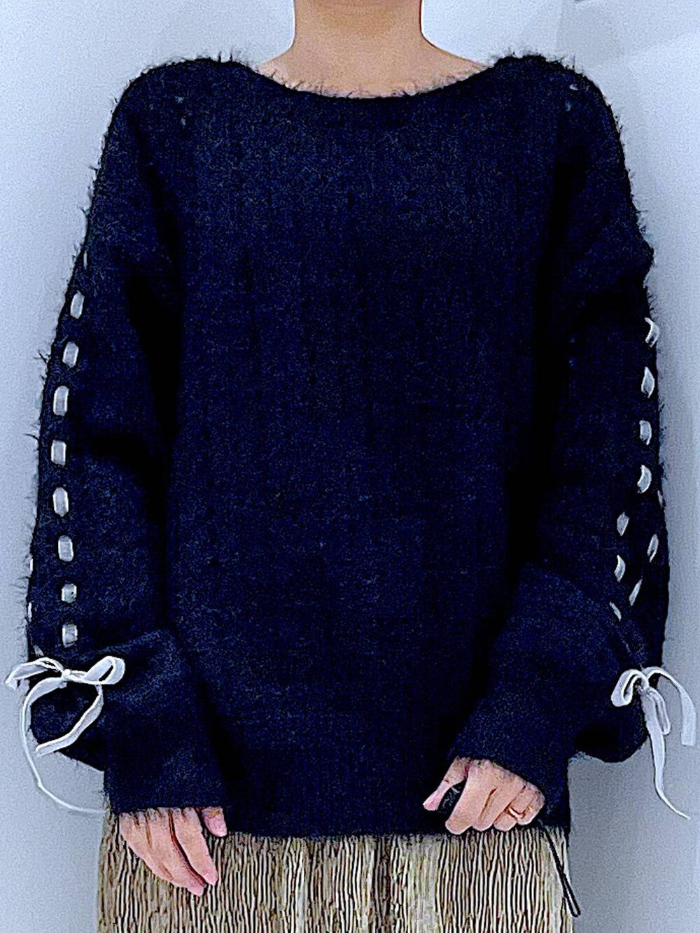 ブラック系のブーツ、ブラック系のニット/セーター、ブラック系のショルダーバッグを着用したレディースの冬コーディネートの7枚目の写真