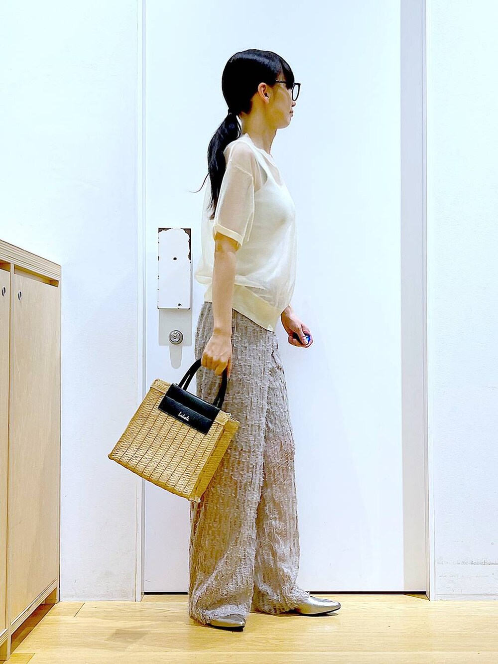 ホワイト系のニット/セーター、ベージュ系のその他パンツ、ホワイト系のニット/セーターを着用したレディースの夏コーディネートの4枚目の写真