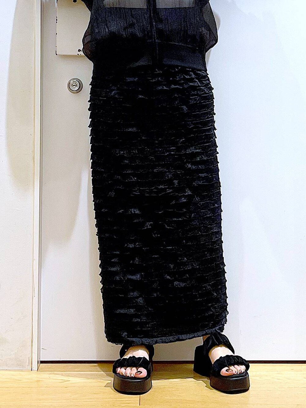 ブラック系のサンダル、ブラック系のブルゾン、ホワイト系のニット/セーターを着用したレディースの夏コーディネートの8枚目の写真