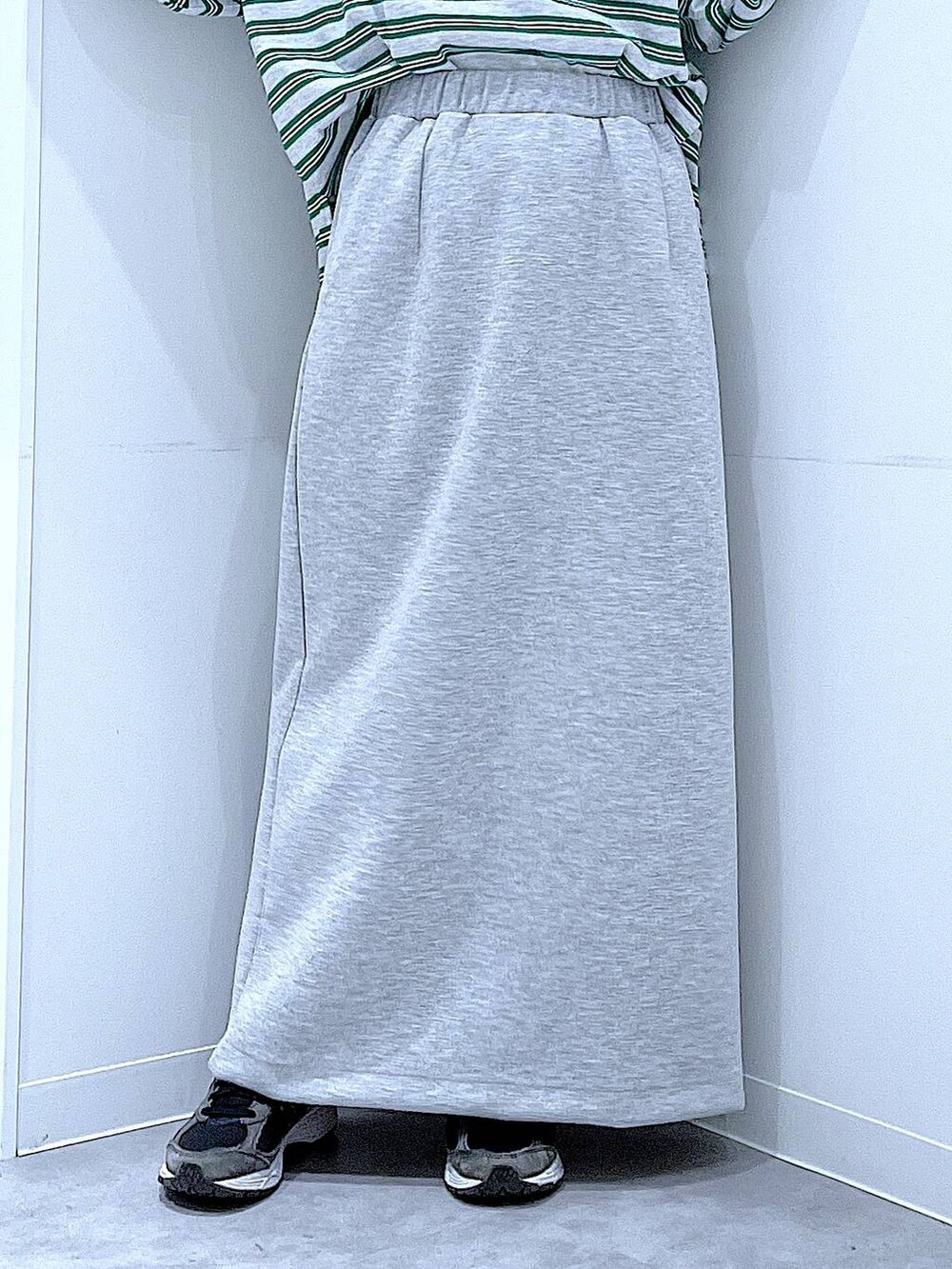 ホワイト系のショルダーバッグ、グレー系のスカート、グレー系のTシャツ/カットソーを着用したレディースの春コーディネートの8枚目の写真