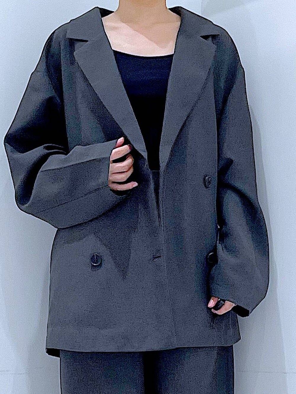 ブラック系のローファー、ベージュ系のハンドバッグ、グレー系のテーラードジャケットを着用したレディースの秋コーディネートの7枚目の写真