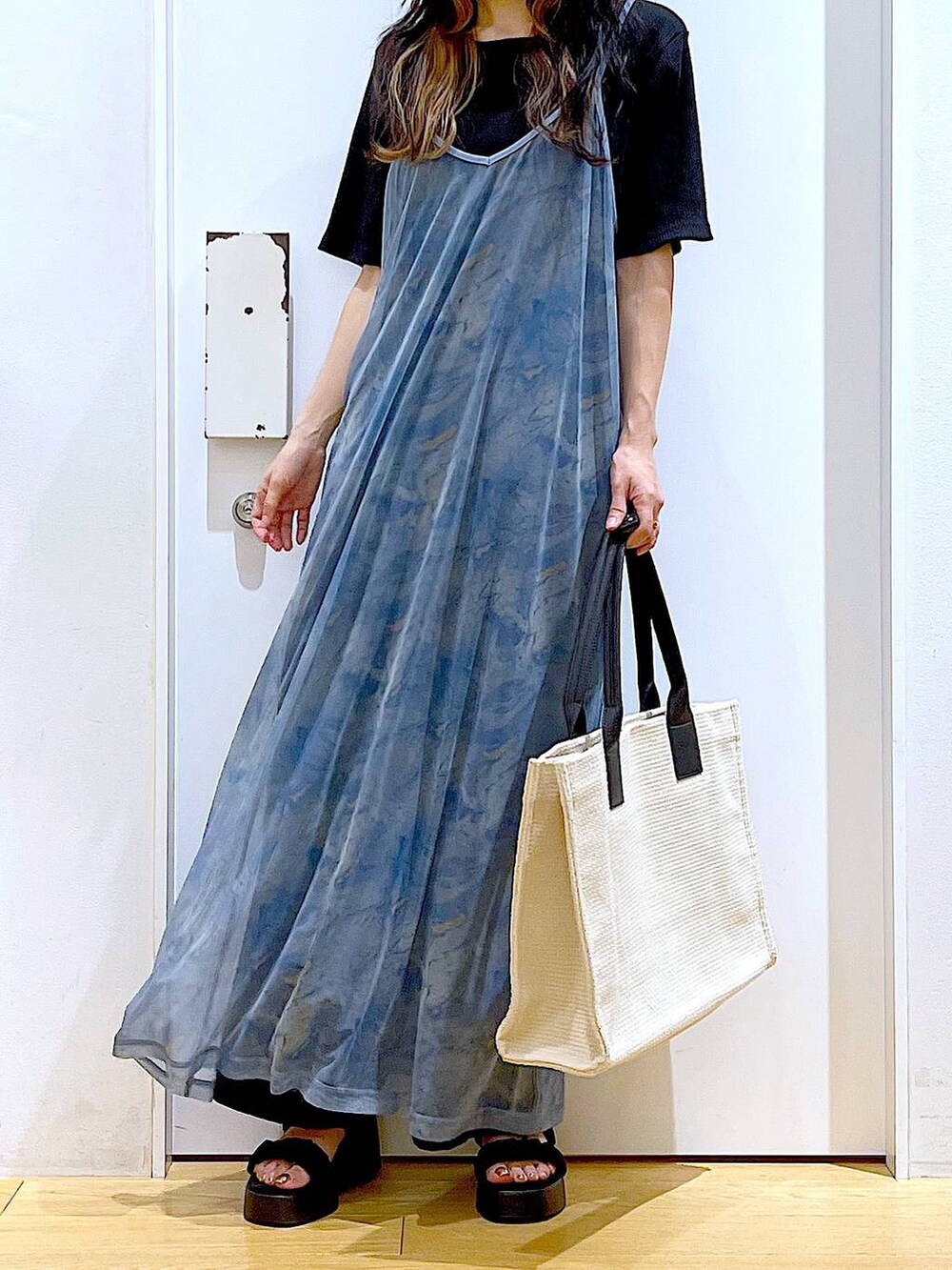 ブラック系のサンダル、ブラック系のその他パンツ、ホワイト系のトートバッグを着用したレディースの夏コーディネートの6枚目の写真