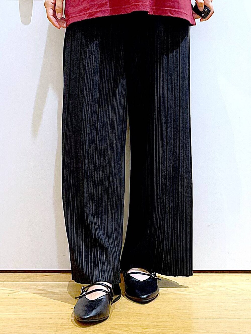 ブラック系のパンプス、ベージュ系のトートバッグ、ブラック系のその他パンツを着用したレディースの夏コーディネートの8枚目の写真